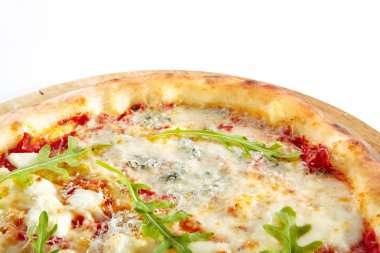 Pizza dört peynir veya AI Quattro Formaggi Pizza mavi ve beyaz kalıp peynir, keçi peyniri, Mozarella ve izole Parmesan ile. Geleneksel İtalyan bütün mayalanarak gözleme ahşap plaka üzerinde kapat