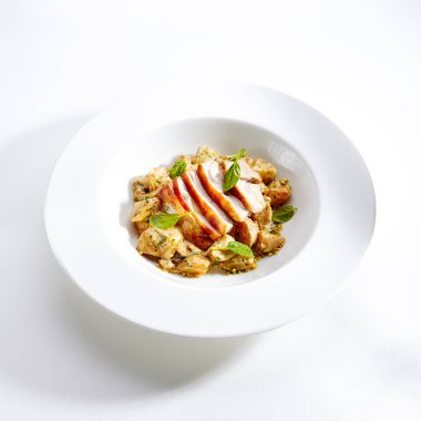 Kremalı patates domuz eti dilimleri ile yakın çekim portre. Studio resim lezzetli yemeğin tabakta. Restoran yemek kavramı. Beyaz arka plan üzerinde izole