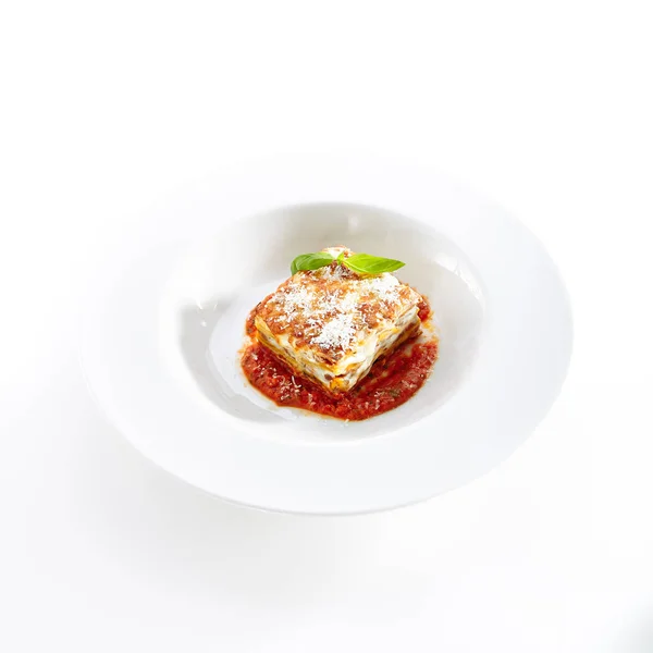 Traditionele Italiaanse Lasagne Met Tomatensaus Geïsoleerd Witte Achtergrond Heet Smakelijke — Stockfoto