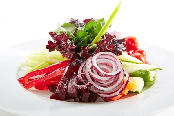 Elegante Restaurantplatte Mit Gemüse Der Saison Essiggurken Und Grüntönen Isoliert — Stockfoto