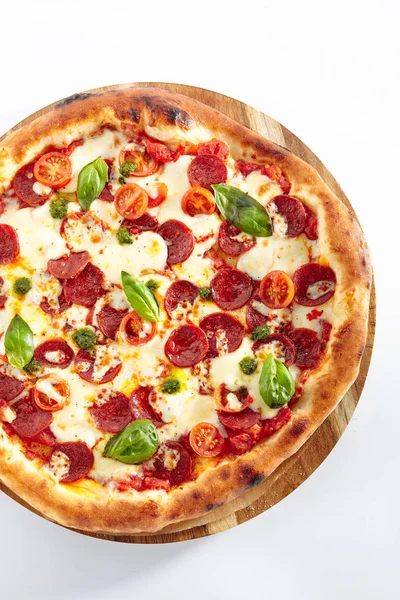 Pepperoni veya Diabola Pizza salam, Chili biber, Mozzarella peyniri, taze fesleğen, domates, beyaz arka plan üzerinde izole domates sosu ile. Geleneksel İtalyan gözleme ahşap plaka üzerinde kapat