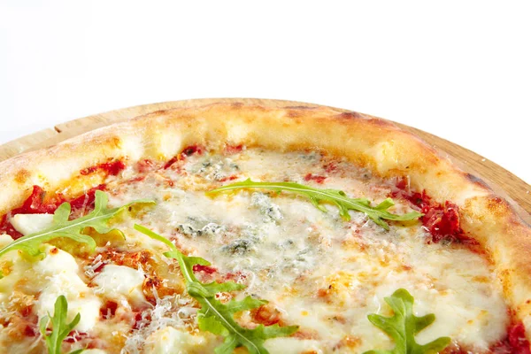 披萨四奶酪或 Quattro Formaggi 比萨饼与蓝色和白色模具奶酪 山羊奶酪 莫扎雷拉和帕尔马隔离 传统意大利全烤平面包在木板关闭 — 图库照片