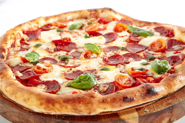 Peperoni Oder Diabola Pizza Mit Salami Chili Mozzarella Frischem Basilikum — Stockfoto