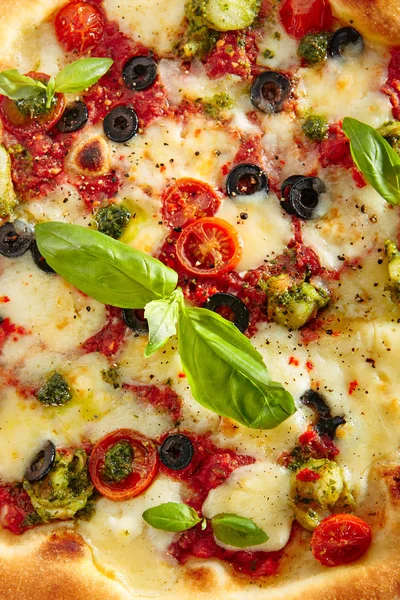 Pizza Com Camarões Azeitonas Kalamata Molho Tomate Pesto Queijo Mozzarella — Fotografia de Stock