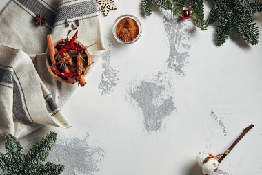 Vintage yeni yıl arka plan çam dalları, geleneksel kış baharat, ot ve gri sıva doku üstten görünüm dalda doğal pamuk ile. Retro Noel masa metin veya boşaltmak için yer ile