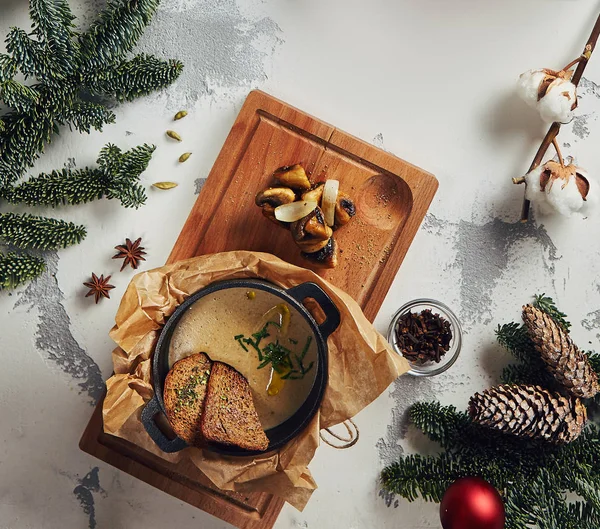 Schönen Jahrgang Neujahr Hintergrund Mit Pilzcremesuppe Draufsicht Gemütliche Weihnachtstafel Mit — Stockfoto
