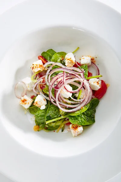 Insalata Verde Con Formaggio Capra Spinaci Pomodoro Anelli Cipolla Rossa — Foto Stock