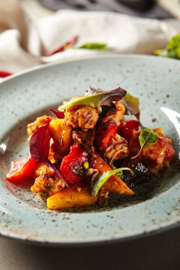 Japon yemeği. Baharatlı domuz eti ananas ve mantarlı tempura kızarmış. Lezzetli bir yemek şekilli plaka servis. Organik sağlıklı gıda kavramı