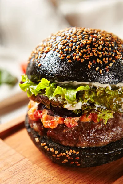 Portret Czarnego Hamburgera Sosem Sosu Wołowego Chutney Pieczony Pieprzem Frytki — Zdjęcie stockowe