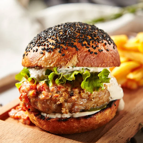 Porträt Des Köstlichen Saftigen Hamburgers Mit Hühnerschnitzelkäsesauce Und Chutney Aus — Stockfoto