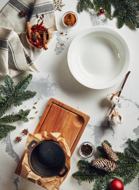 Vintage yeni yıl arka plan boş levha, geleneksel kış baharat, ot ve gri sıva doku üstten görünüm dalda doğal pamuk ile. Retro Noel masa metin veya boşaltmak için yer ile