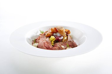 Pişmiş patates ve beyaz arka planda Izole sebzeler ile et dilimleri. Restoran ana ders dilimlenmiş Dana ya da domuz eti, ev yapımı mayonez, yeşillikler ve baharatlar yakın çekim