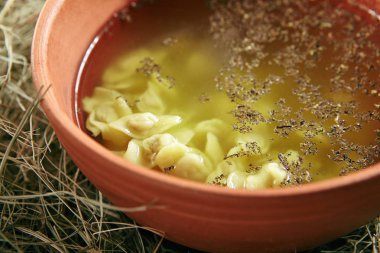 Ev yapımı rustik arka plan üzerinde Mini köfte çorbası güzel hizmet Vintage seramik kâse