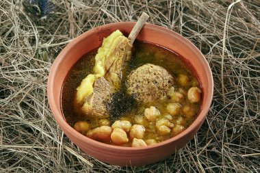 Ev yapımı Kufta Bozbash koyun eti çorba baharatlar Vintage seramik kase sebze, köfte ile. Yağlı kuzu, bezelye ve rustik arka plan üzerinde köfte ile Azerbaycan açık sağlam terbiyeli et suyu