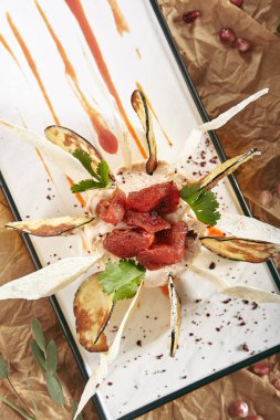 Mükemmel hizmet veren beyaz Restoran plaka patlıcan hamur ile patlıcan fiş ve pide ince dilimleri dekore edilmiştir. Baba Ghanoush, Caponata veya ızgara patlıcan püresi ile patlıcan havyar