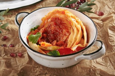 Kırmızı sos Marine sebze doğal Vintage seramik tencerede güzel hizmet lahana turşusu kapatın. Fermente baharatlı yiyecek lahana turşusu domates ve rustik zemin üzerine sirke ile