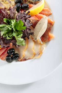 Zarif restoran tabak balık lezzetleri en iyi manzaralı. Füme balık tereyağı, somon, levrek, Marine Dorado, Forshmak limon, zeytin, Bıldırcın yumurta, yeşil ve ekmek cips