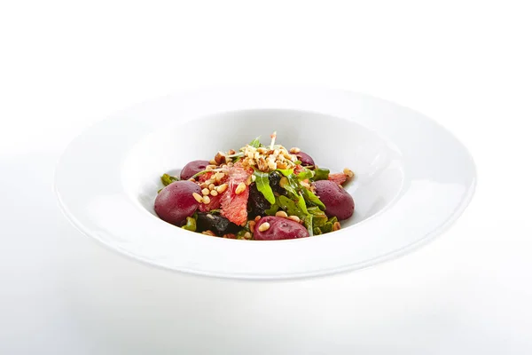 Salade Aux Noix Pamplemousse Roquette Garnir Hémisphères Betteraves Isolé Sur — Photo