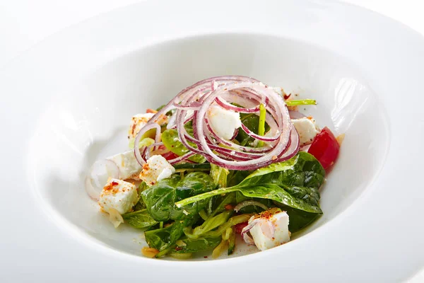 Groene Salade Met Geitenkaas Spinazie Tomaat Rode Uienringen Geïsoleerd Een — Stockfoto