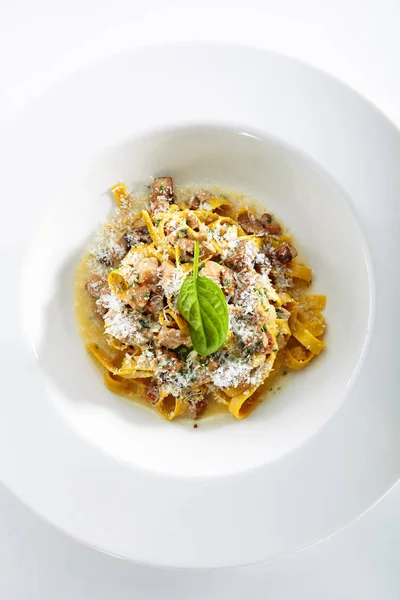 自制的意大利面条蘑菇炖和松露在白色背景下隔离 餐厅主菜与意大利面食 白蘑菇 酱油和欧芹顶部视图 — 图库照片