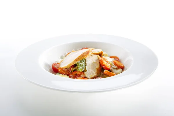 Caesarsallad Med Krispig Kyckling Isolerad Vit Bakgrund Restaurang Varmrätt Turkiet — Stockfoto