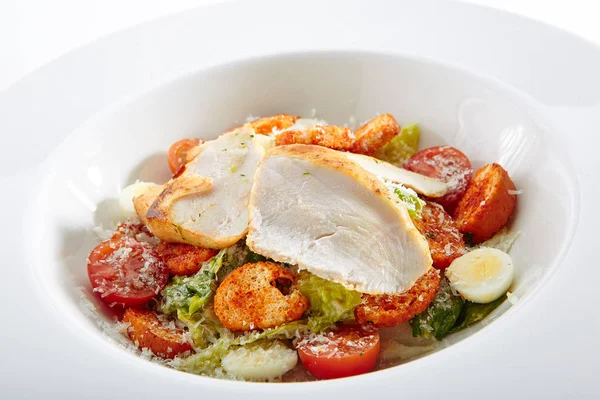 Caesar Salat Mit Knusprigem Huhn Auf Weißem Hintergrund Restaurant Hauptgericht — Stockfoto