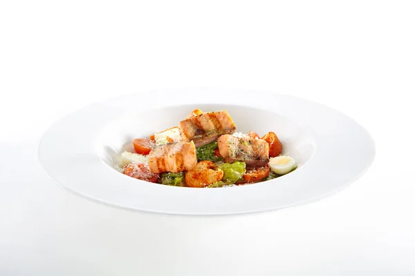 分離されたエレガントなレストラン プレート グリル サーモンのシーザー サラダ 赤魚の切り身 ウズラの卵 バゲット クラッカー チェリー — ストック写真