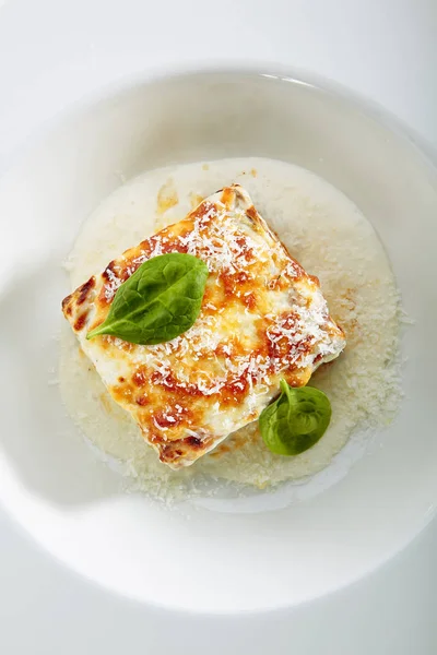 Traditionelle Hausgemachte Italienische Lasagne Mit Sahnesoße Isoliert Auf Weißem Hintergrund — Stockfoto