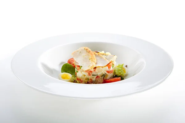 Salát Kuřecím Masem Majonézou Izolovaných Bílém Pozadí Olivier Salat Plátky — Stock fotografie