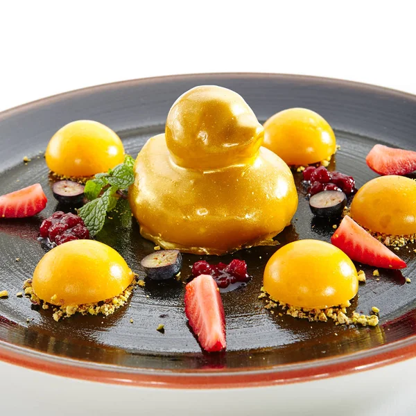 Fruit Dessert Met Aardbeien Mango Bol Geïsoleerd Een Witte Achtergrond — Stockfoto