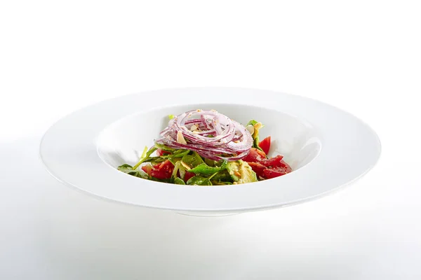 Salad Avocado Tomatoes Onions Flat Restaurant Plate Isolated White Background — Stock Photo, Image