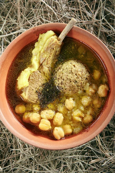 Ev yapımı Kufta Bozbash koyun eti çorba sebze, köfte ve Vintage seramik kase üstten görünüm içinde baharatlar ile. Yağlı kuzu, bezelye ve rustik arka plan üzerinde köfte ile Azerbaycan açık sağlam terbiyeli et suyu