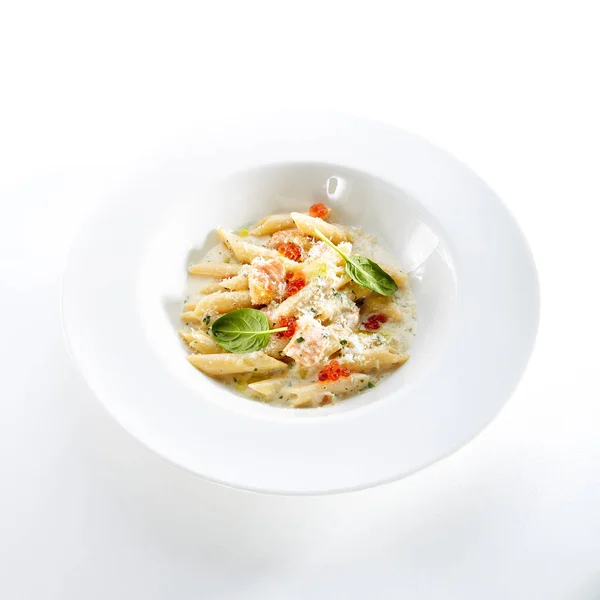 Fish Penne Pasta Dente Met Zalm Rode Kaviaar Parmigiano Reggiano — Stockfoto