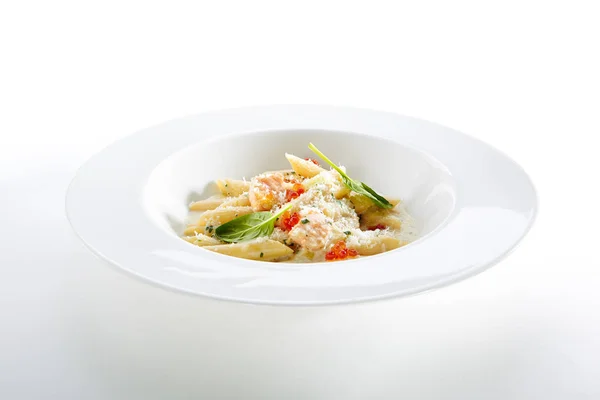 Fisch Penne Pasta Dente Mit Lachs Rotem Kaviar Parmigiano Reggiano — Stockfoto