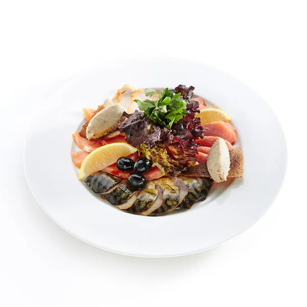 优雅的餐厅板与鱼的美食 在白色背景下隔离 熏黄油鱼 腌制的 Forshmak 鹌鹑蛋 蔬菜和面包薯片 — 图库照片