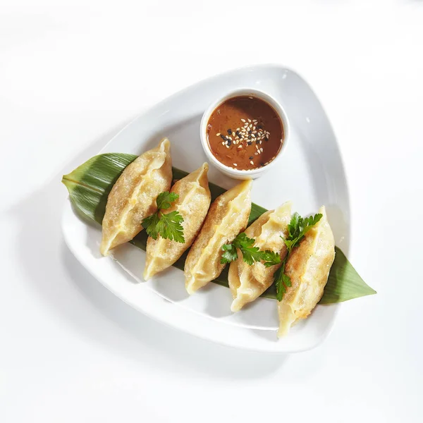 Oosterse gebakken dim sum, gyoza, Dim Sum of jiaozi geïsoleerd — Stockfoto