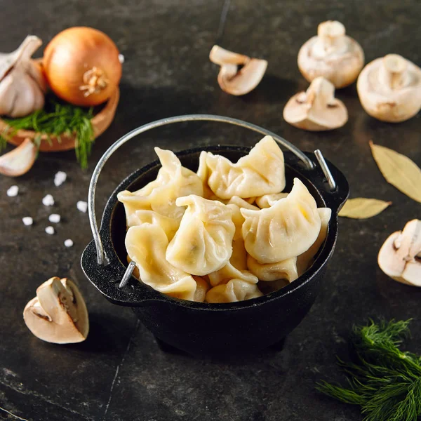 Dumplings Jiaozi, Dimsum, Momo o Ha Gao sobre fondo oscuro — Foto de Stock
