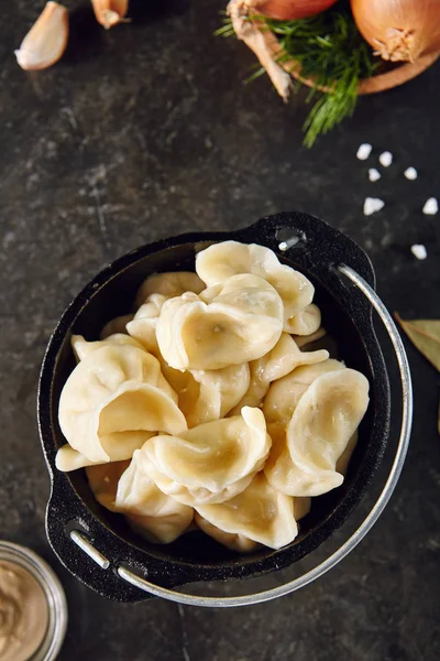 Dumplings jiaozi, Dimsum, Momo of ha Gao op donkere achtergrond — Stockfoto