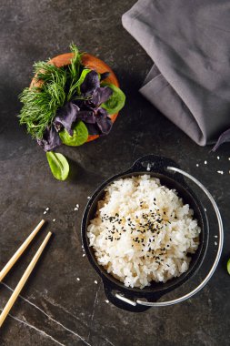 Metal Bowler Pişmiş Haşlanmış Yuvarlak Beyaz Pirinç Yığını