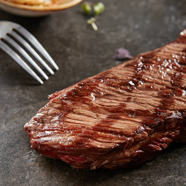 Heißes gegrilltes ganzes Denver-Steak — Stockfoto