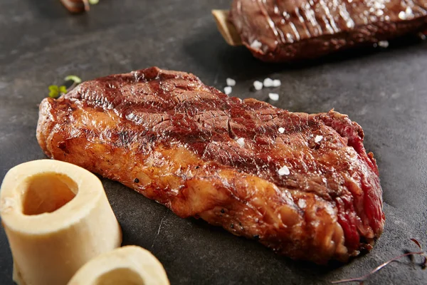 Heiße gegrillte ganze Tri-Tip-Steak — Stockfoto