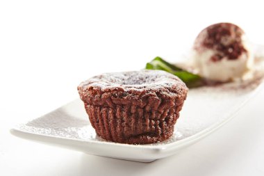 Beyaz Tabakta Dondurma Topu ile Çikolatalı Lava Kek