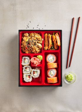 Suşi Rolls, Salata ve Ana Yemek Top V ile Japon Bento Kutusu