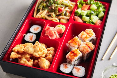 Suşi rulo ile Japon Bento kutusunda Taze gıda porsiyon