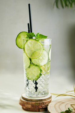 Ev Yapımı Salatalık ve Limonata veya Crys Ferahlatıcı Mojito