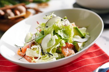 Füme Somon, Avokado ve Hindistan Cevizi ile Egzotik Salata