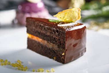 Beyaz Bulanık Arka Plan Passion Meyve ile Çikolatalı Kek