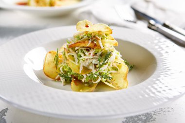 Çıtır Patates Cipsi ve Doğranmış Şeritler Sebze salatası