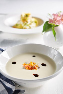 Bulanık Arkaplanda Balkabağı ve Somon ile Beyaz Krema Çorbası