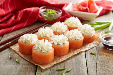 Güzel Philadelphia Sushi Rolls Krem Şanti ile Tepesinde